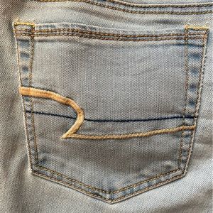 ☃️ American Eagle Outfitters Boot Kick Jeans in size 12. Super soft. Lght wash